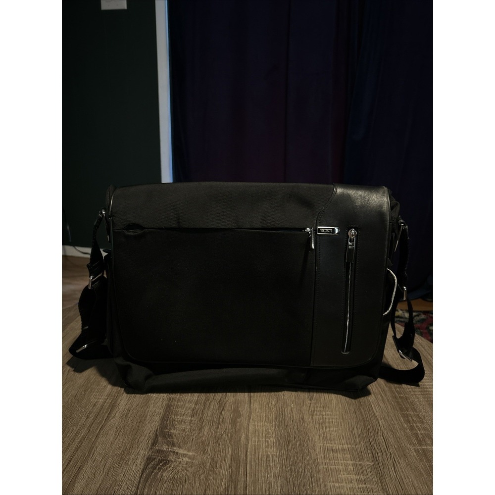 TUMI Arrive Galeao Messenger‎ Bag Laptop Black Nylon Leather 25671D
